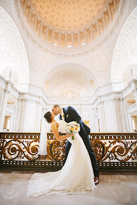 couple kissing at San Francisco City Hall