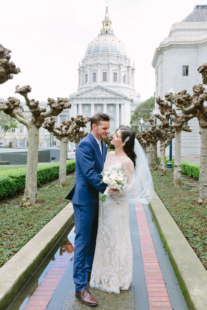 San Francisco wedding
photographer, bride and groom at the Palace of Fine Arts